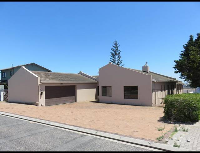 4 BEDROOM HOUSE FOR SALE IN COUNTRY CLUB